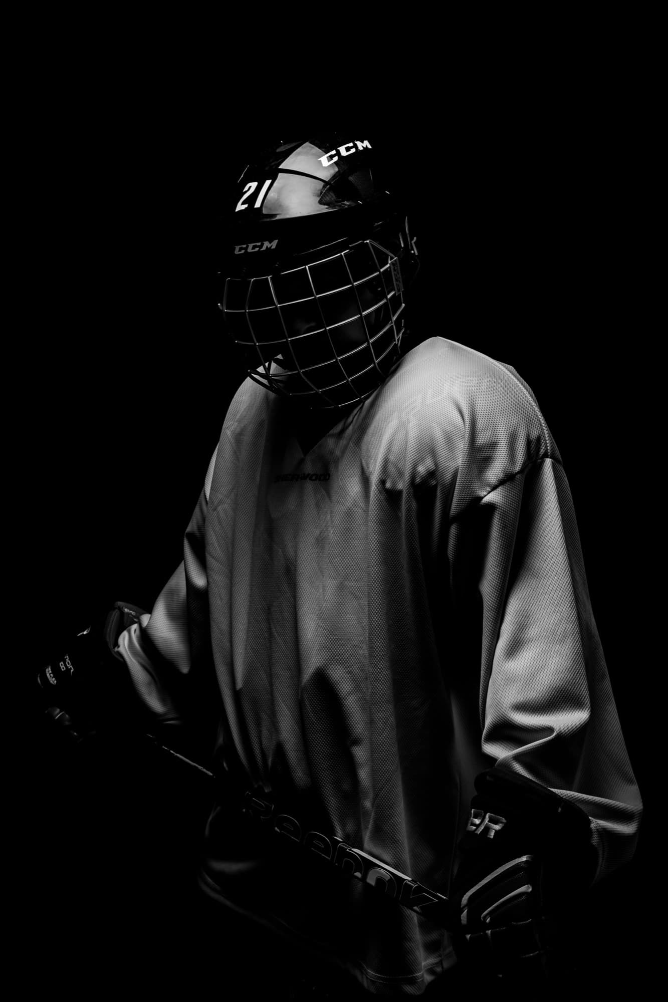 Eishockey-Spieler im Low-Key-Portrait